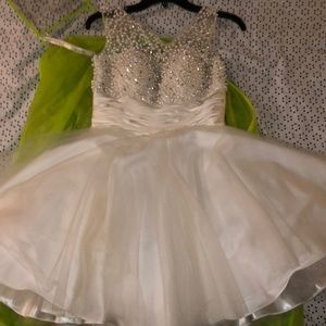 I’m selling this size 8 short wedding dress! There’s no reason in selling it!